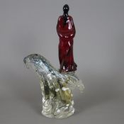 Jully, Denis (*1952 Straßburg) - Glasfigur auf Sockel, abstrakte menschliche Figur in langem rotem 