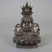 Buddha Amitayus mit Amrita-Gefäß - Nepal/Tibet, Gelbbronze dunkel patiniert, Amitayus sitzt in Vajr