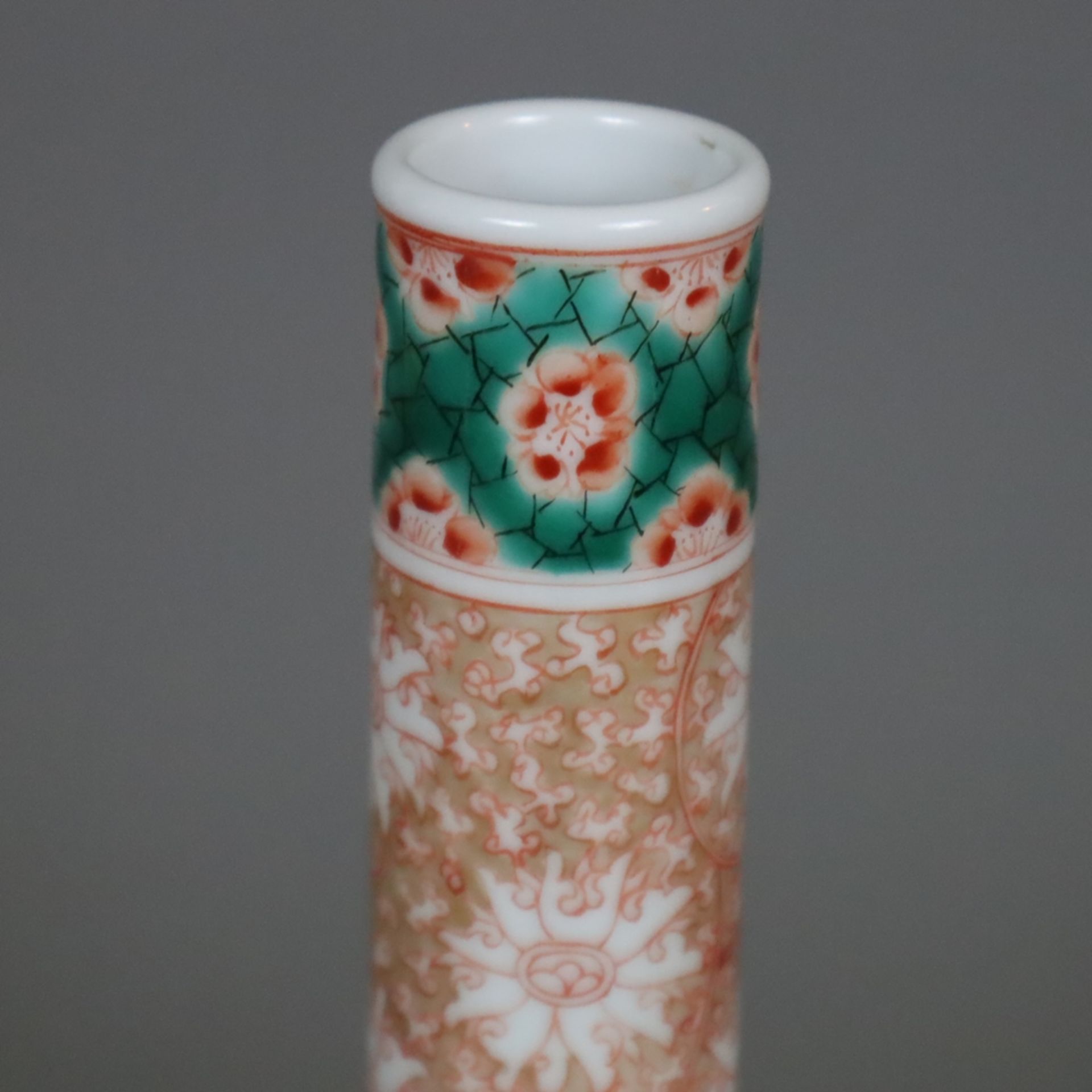 Flaschenvase - China, Porzellan, umlaufend spielende Shishis mit Brokatbällen sowie Blüten-, Ruyiko - Bild 2 aus 9