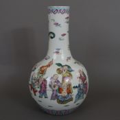 Famille rose - Vase - Typus „tian qiu ping“, feine Bemalung mit zahlreichen versammelten daoistisch