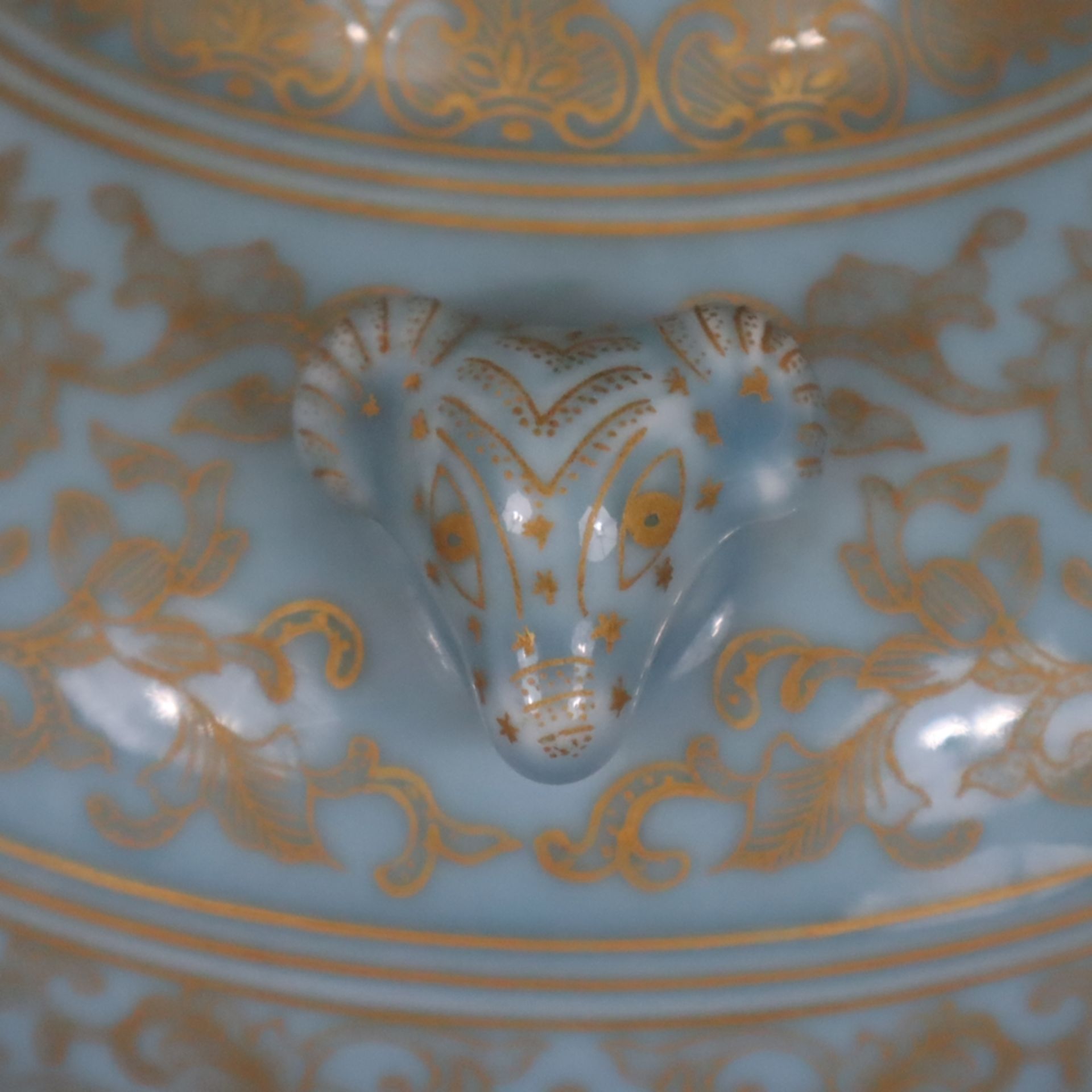 Porzellanvase - China, Dekor mit diversen Ornamentborten auf hellem „Clair-de-lune“-Fond, blau glas - Image 4 of 10