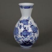 Vase - Meissen, 20.Jh., Porzellan, unterglasurblauer Dekor mit asiatischen Blumen und Insekten, Ran