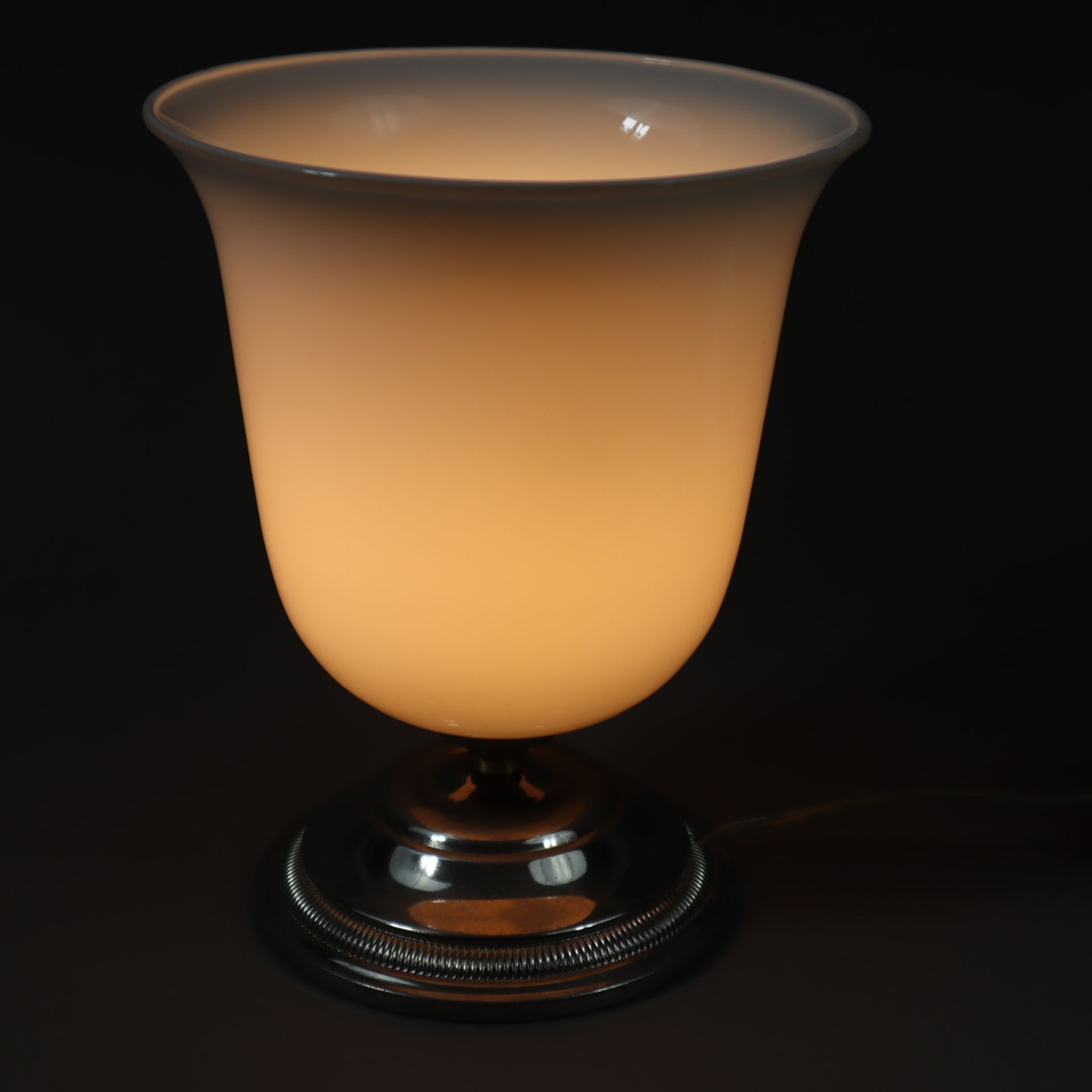 Ein Paar Tischlampen im Art-Déco Stil - Metallfuß, glockenförmiger weißer Opalglas-Schirm, 1-flammi - Bild 5 aus 6
