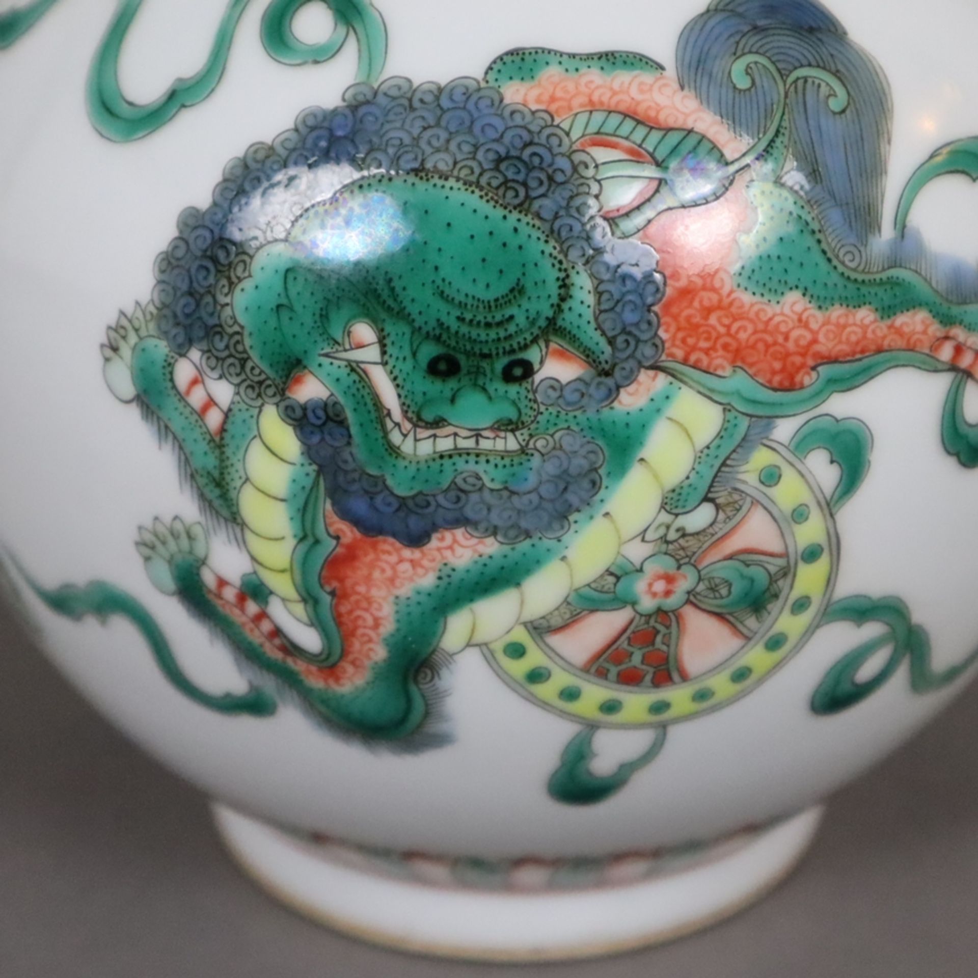 Flaschenvase - China, Porzellan, umlaufend spielende Shishis mit Brokatbällen sowie Blüten-, Ruyiko - Bild 6 aus 9