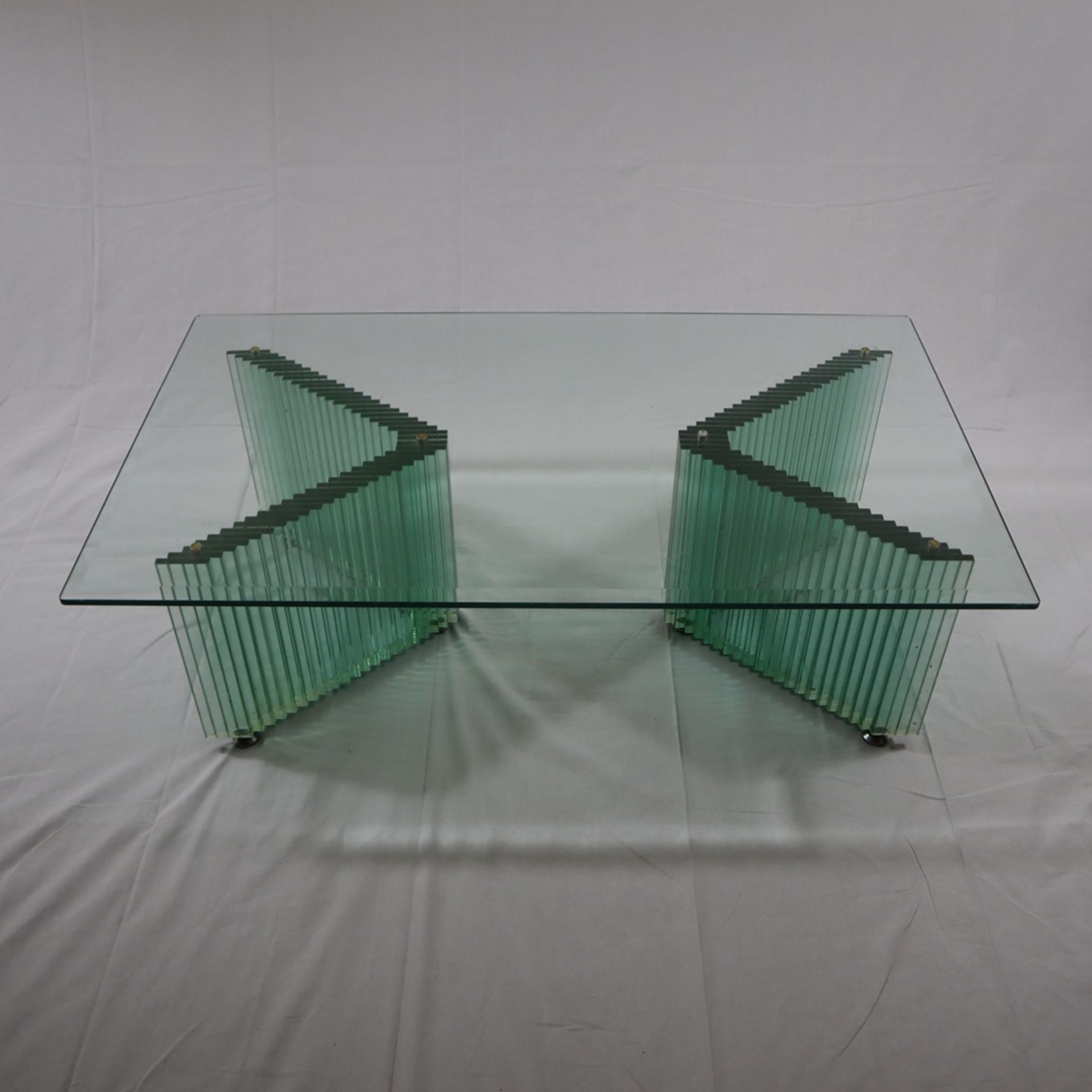 Glas-Couchtisch - 20.Jh., rechteckige facettierte Klarglas-Platte auf zwei treppenförmigen Glasfüße