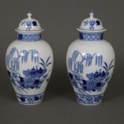 Paar Deckelvasen - Meissen, 20.Jh., Porzellan, unterglasurblauer Dekor mit Blumen und Pflanzen im a