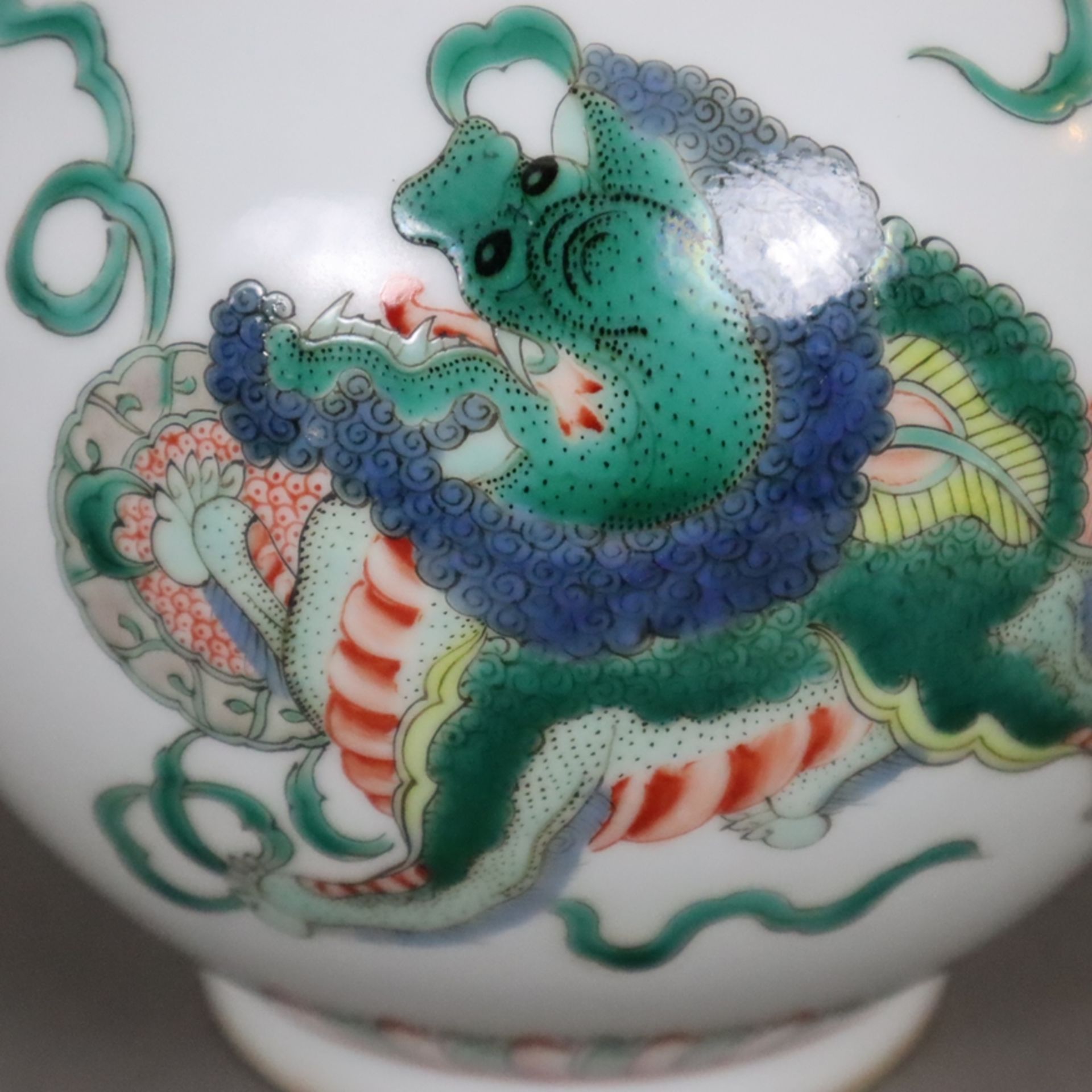 Flaschenvase - China, Porzellan, umlaufend spielende Shishis mit Brokatbällen sowie Blüten-, Ruyiko - Bild 5 aus 9