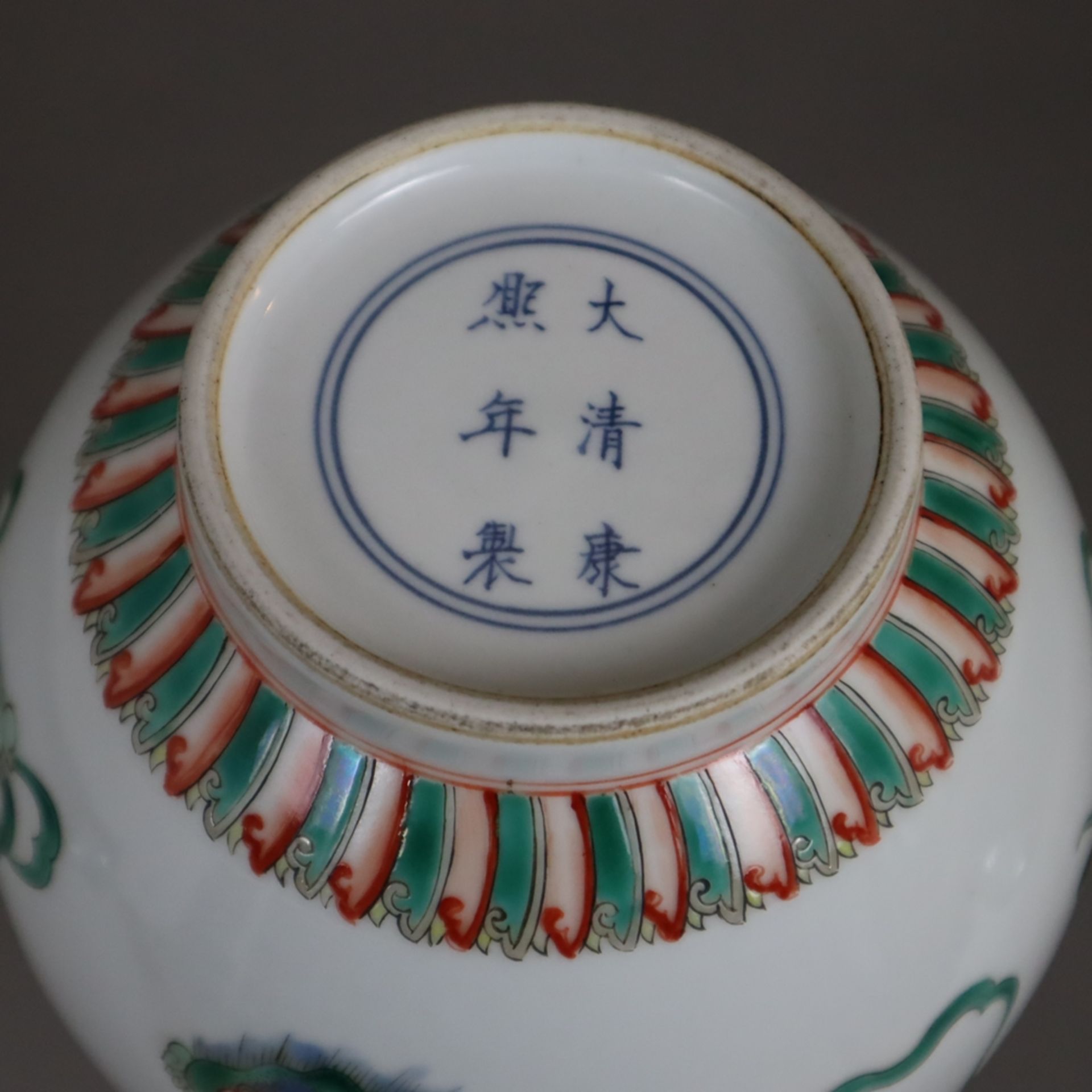 Flaschenvase - China, Porzellan, umlaufend spielende Shishis mit Brokatbällen sowie Blüten-, Ruyiko - Bild 8 aus 9