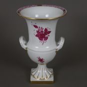 Henkelvase- Herend, Ungarn, Porzellan, Dekor Apponyi in Purpurrot, Goldstaffage, Kraterform auf qua