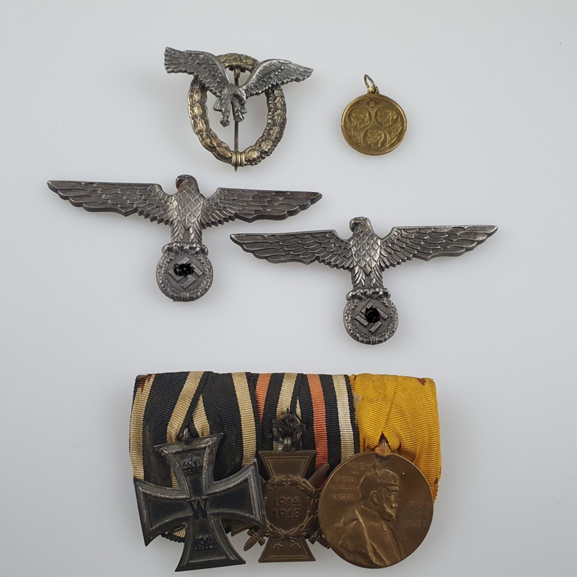 Konvolut Orden/Abzeichen - Ordensspange mit 3 Orden: Eisernes Kreuz 1914 - Ehrenkreuz des I. Weltkr
