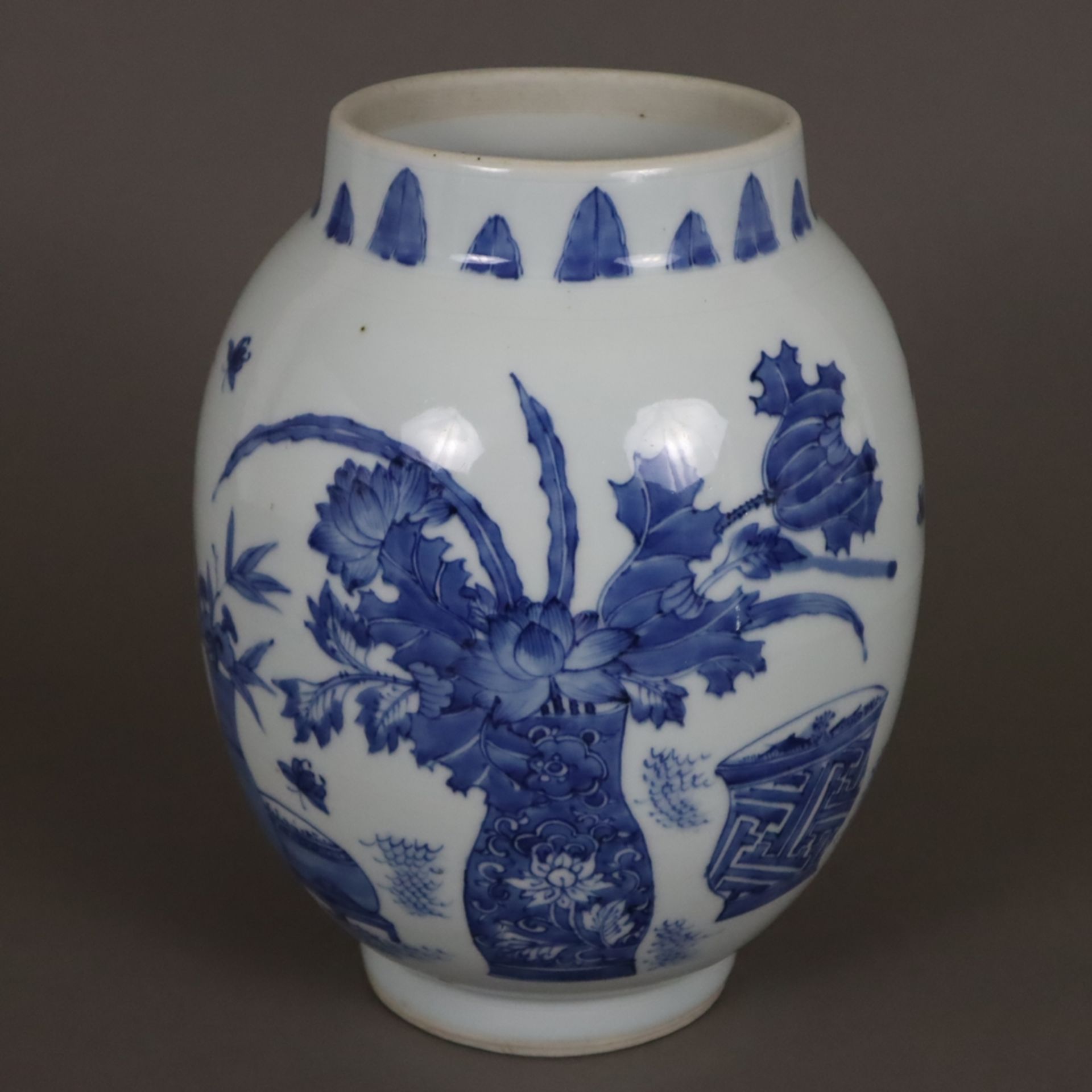 Blau-weiße Vase - China, frühe Qing-Dynastie, Porzellan, umlaufend in Unterglasurblau bemalt mit Bl