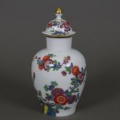 Deckelvase - Meissen, 20.Jh., "Kakiemon"-Dekor, Porzellan, polychrome Bemalung mit Blumen und Vögel