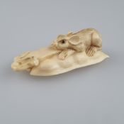 Netsuke - feine Elfenbein-Schnitzarbeit mit gravierten und akzentuierten Details, Katabori, Ratte a