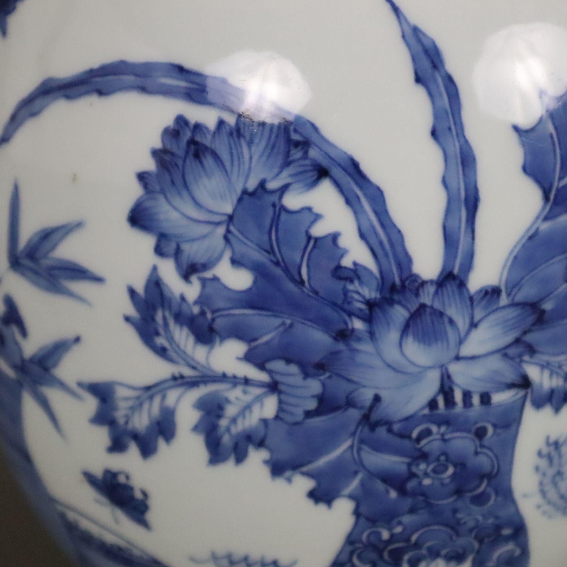 Blau-weiße Vase - China, frühe Qing-Dynastie, Porzellan, umlaufend in Unterglasurblau bemalt mit Bl - Bild 5 aus 10