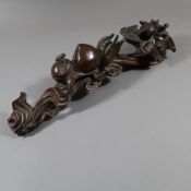 Ruyi-Zepter mit Langlebigkeitssymbolik- China, vollrunde Holzschnitzerei, lackiert, geschweift bewe