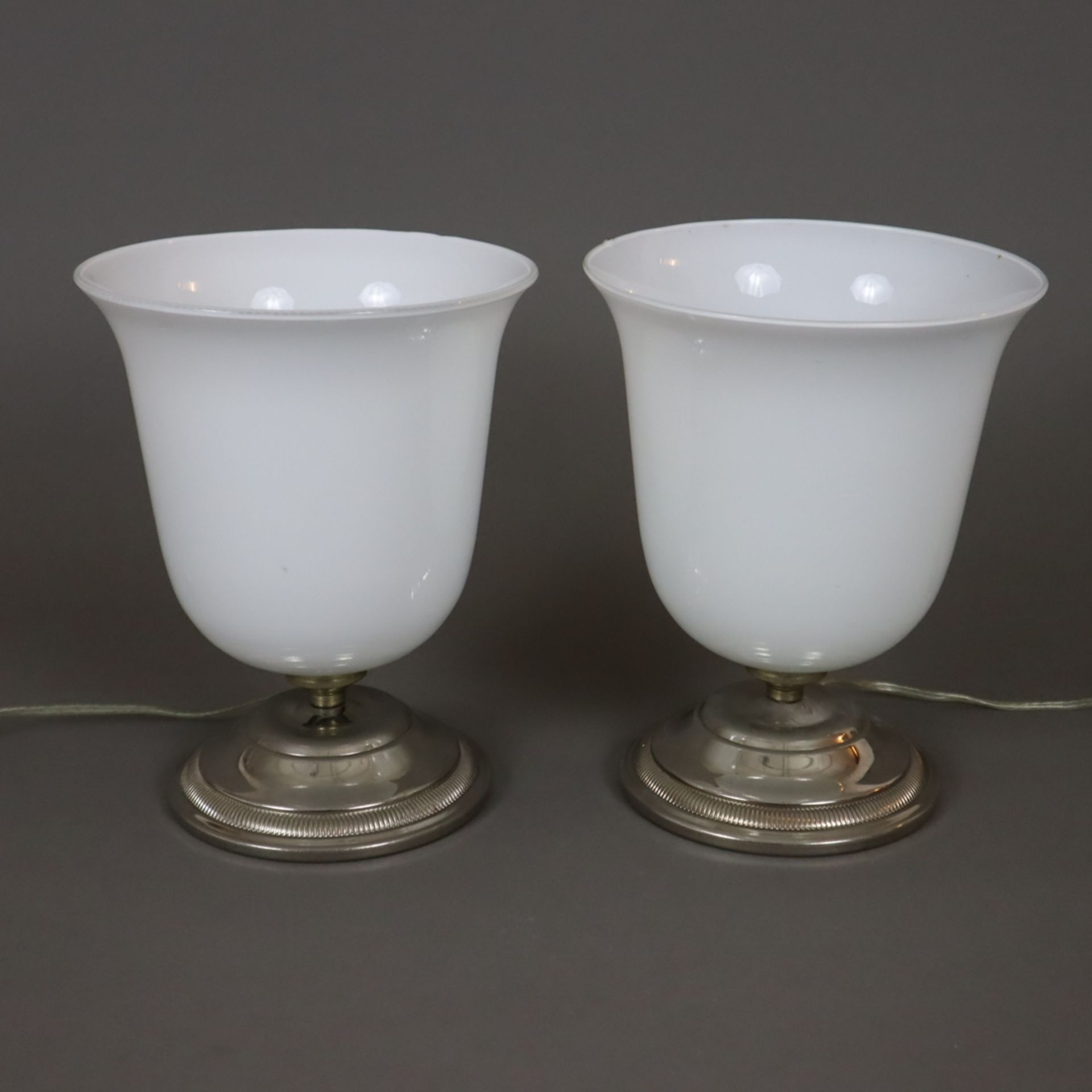 Ein Paar Tischlampen im Art-Déco Stil - Metallfuß, glockenförmiger weißer Opalglas-Schirm, 1-flammi