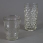 Zwei alte Gläser - 1x Glas mit Noppendekor, Klarglas, leicht konische Form, ausgekugelter Bodenabri