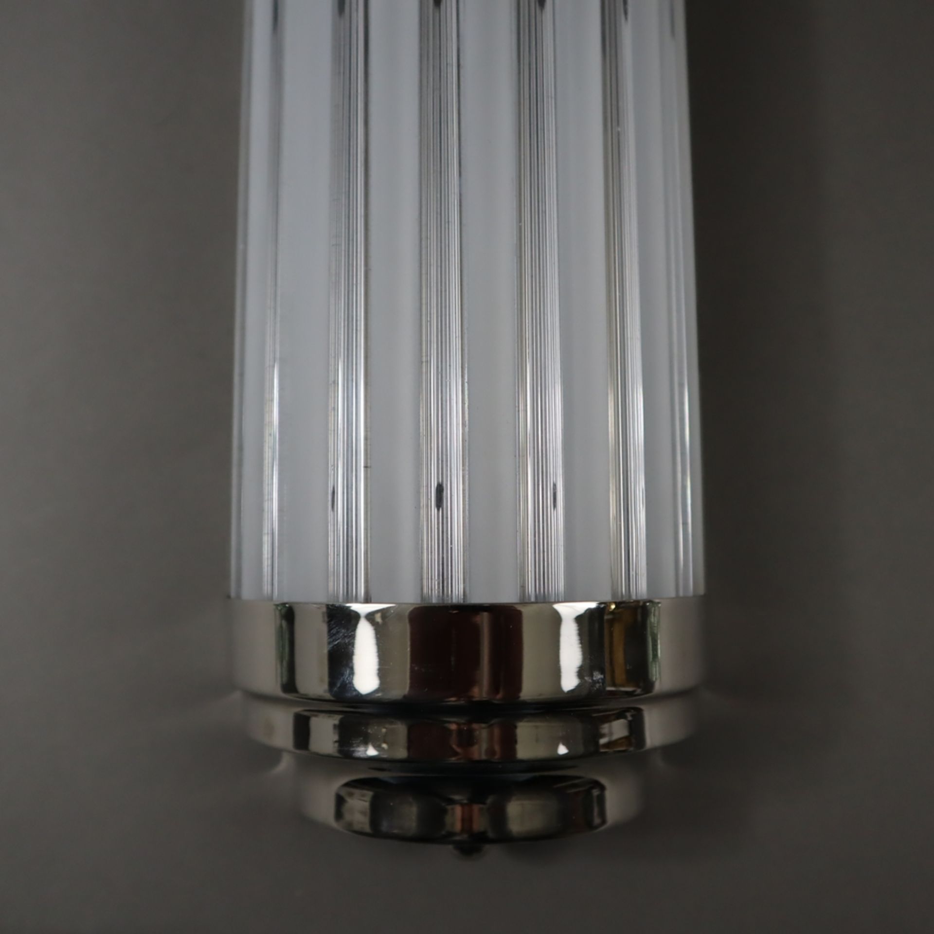 Ein Paar Art-Déco-Wandlampen - Metallmontur, farblose Glasstäbe, teils mattiert, halbrunde kannelie - Bild 2 aus 6