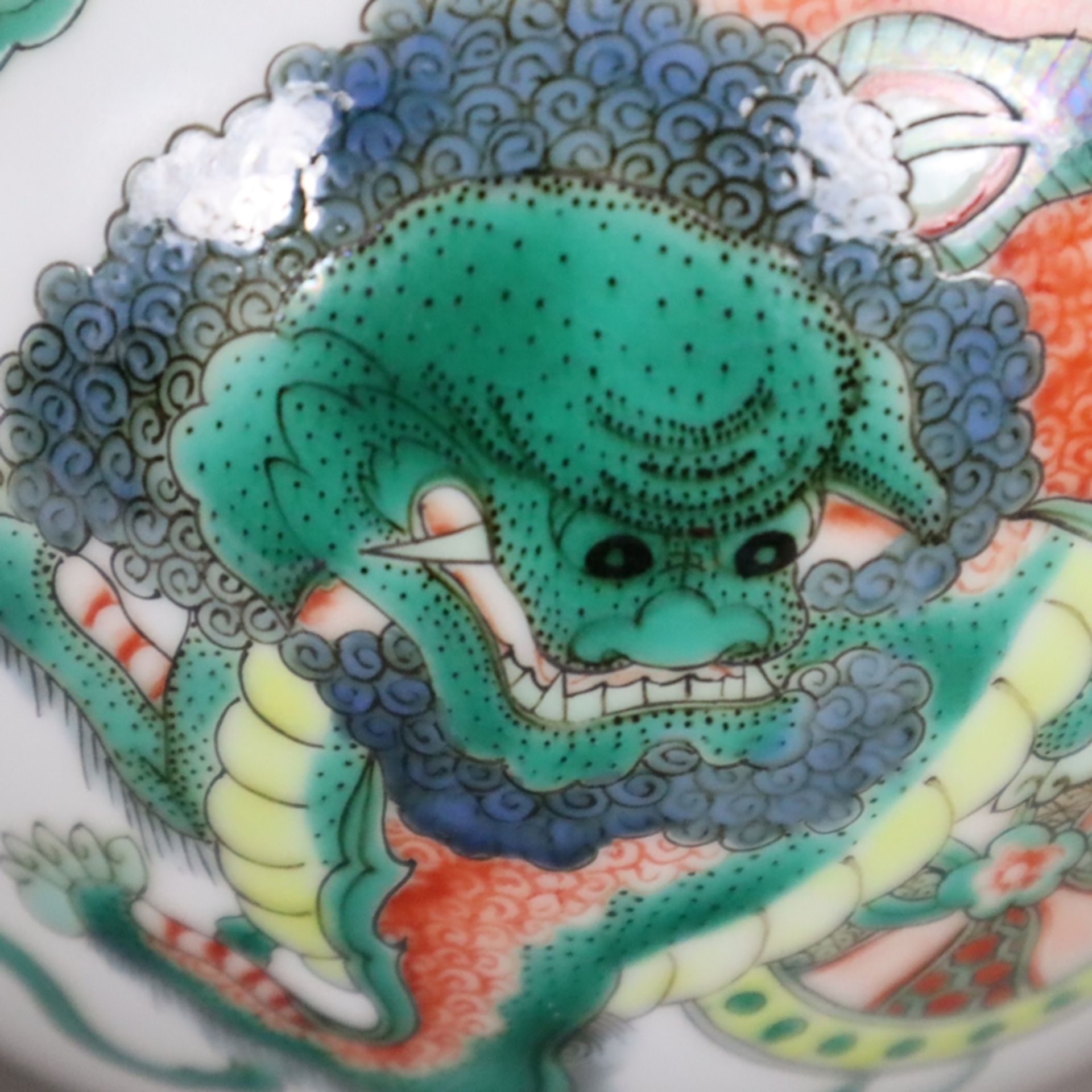 Flaschenvase - China, Porzellan, umlaufend spielende Shishis mit Brokatbällen sowie Blüten-, Ruyiko - Bild 7 aus 9
