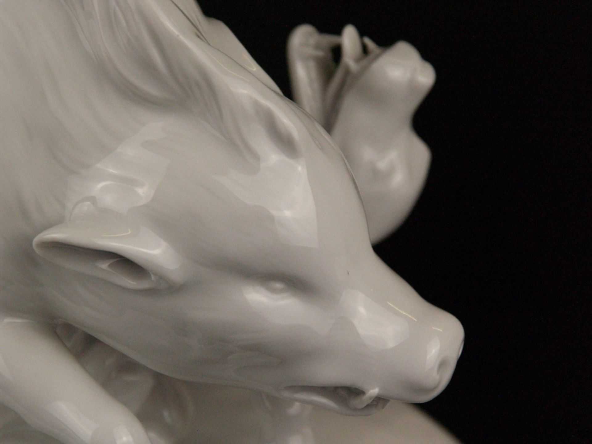 Porzellanfigur "Wildschweinjagd mit zwei Hunden" - blaue Radmarke Höchst, weißes Porzellan, glasier - Bild 8 aus 10