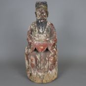 Kriegsgott Guandi - schwere Holzfigur im Ming-Stil, in breitbeiniger Sitzhaltung, verso abgeflacht,