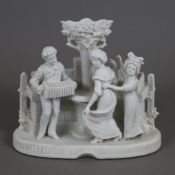 Porzellangruppe/Steckvase - weißes Biskuitporzellan, Akkordeonspieler und zwei tanzende Mädchen von