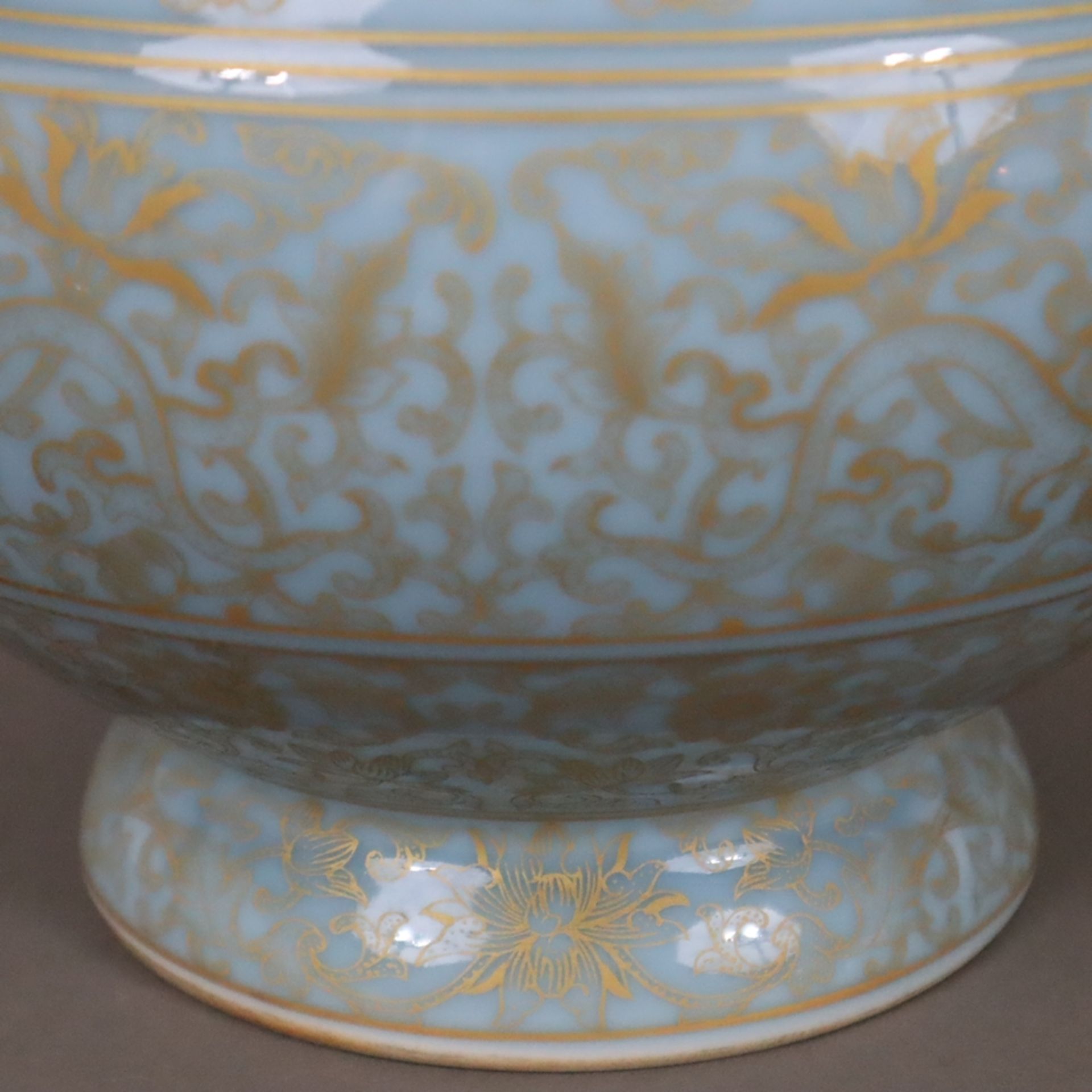 Porzellanvase - China, Dekor mit diversen Ornamentborten auf hellem „Clair-de-lune“-Fond, blau glas - Image 8 of 10