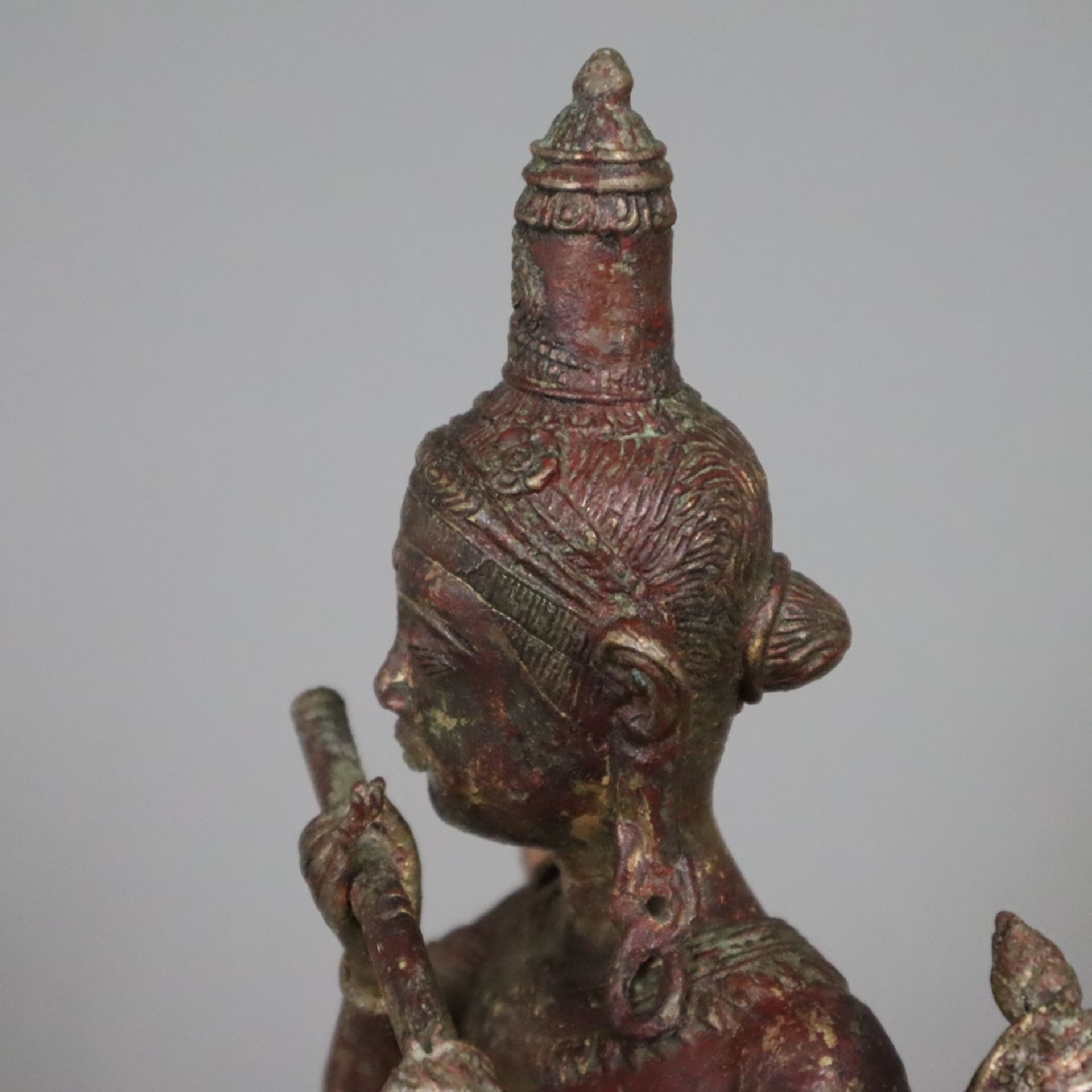 Krishnaitische Figur mit Flöte - Bronzelegierung mit Goldlackfassung, teils berieben, in typischer  - Bild 8 aus 10