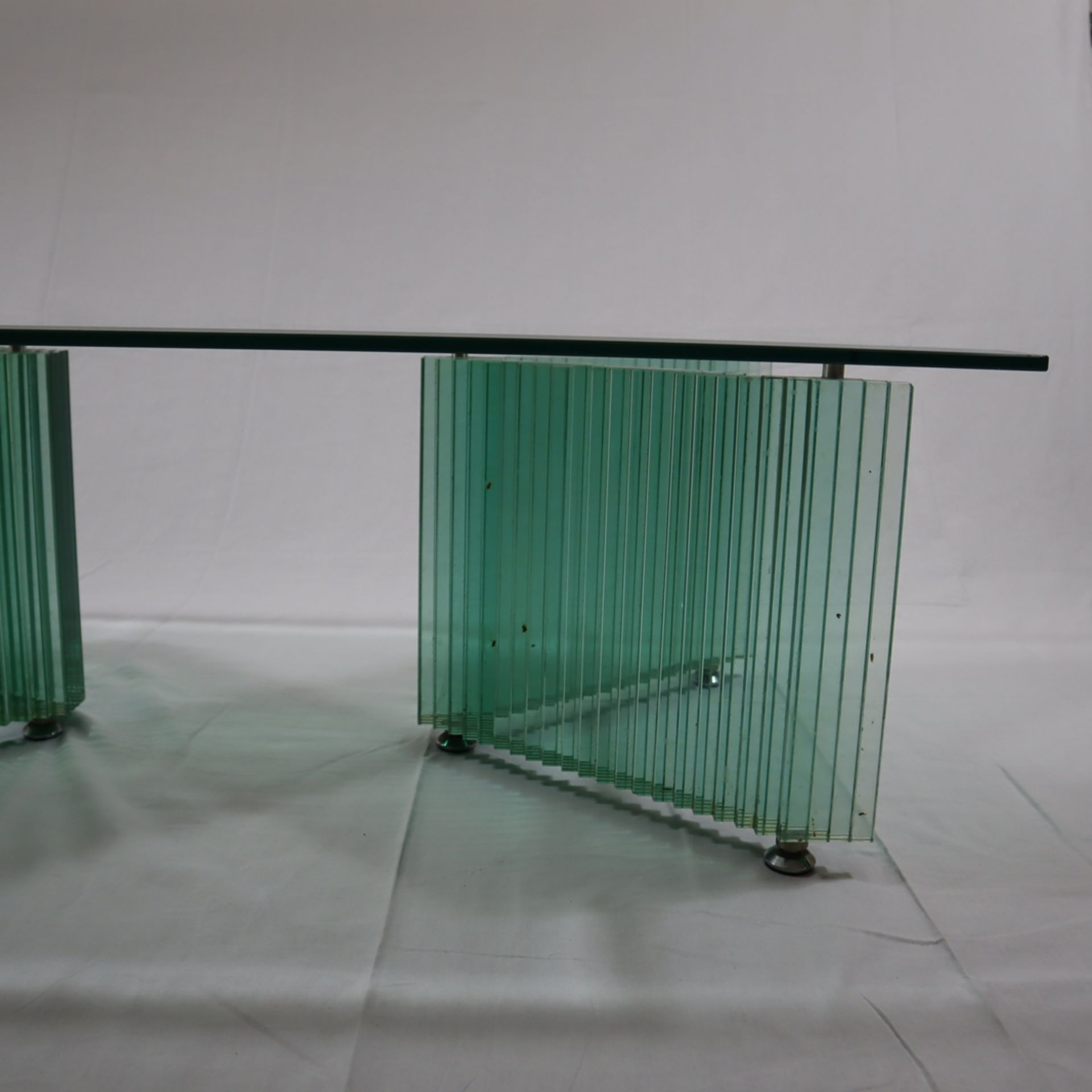 Glas-Couchtisch - 20.Jh., rechteckige facettierte Klarglas-Platte auf zwei treppenförmigen Glasfüße - Bild 5 aus 5