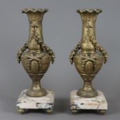 Paar Kaminvasen - Metallkorpus, goldfarben gefasst, balusterförmige Vasen, Reliefdekor im klassizis