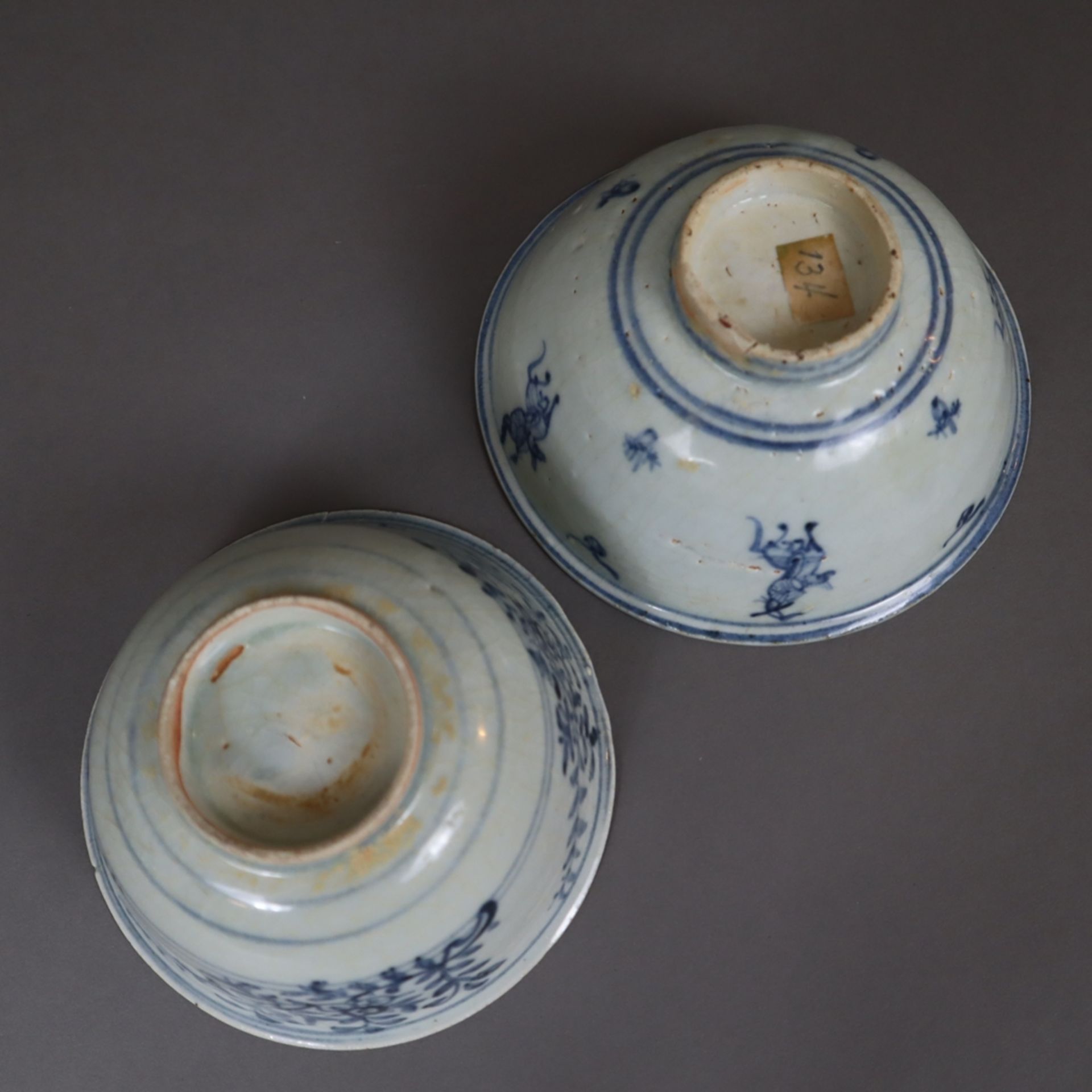 Zwei blau-weiße Schalen - China, gemuldet auf Standring, mit ausgestelltem Rand, abweichender Dekor - Bild 9 aus 9