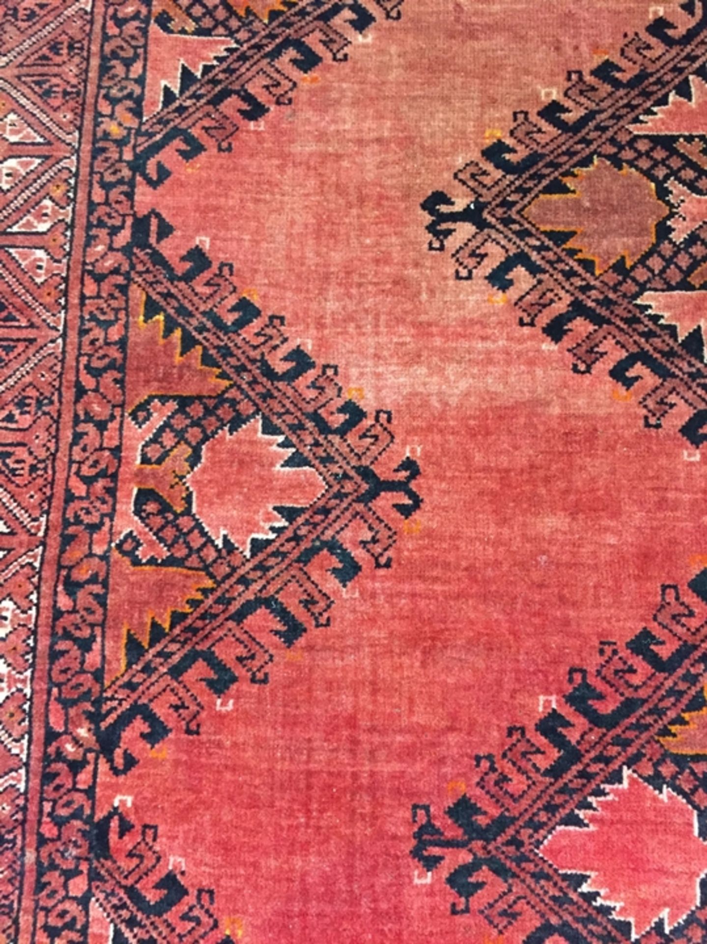 Belutsch-Teppich - Afghanistan, 20.Jh., Wolle, rotgrundig, rechteckiges Mittelfeld, mehrfache Bordü - Bild 6 aus 9