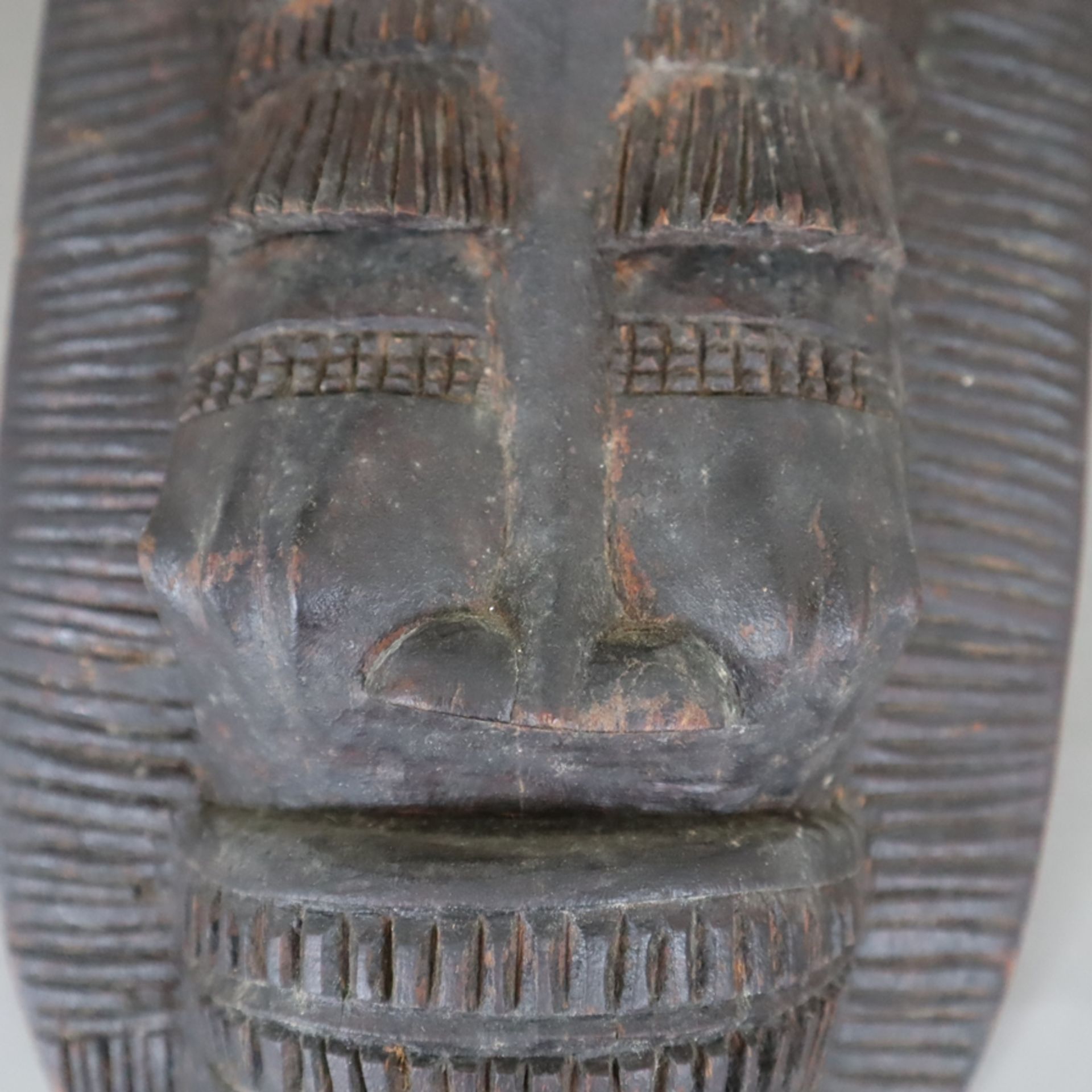 Kpelie-Maske - Senufo, Elfenbeinküste, Holz, geschnitzt, dunkel gefasst, langes Gesicht mit geometr - Bild 3 aus 6