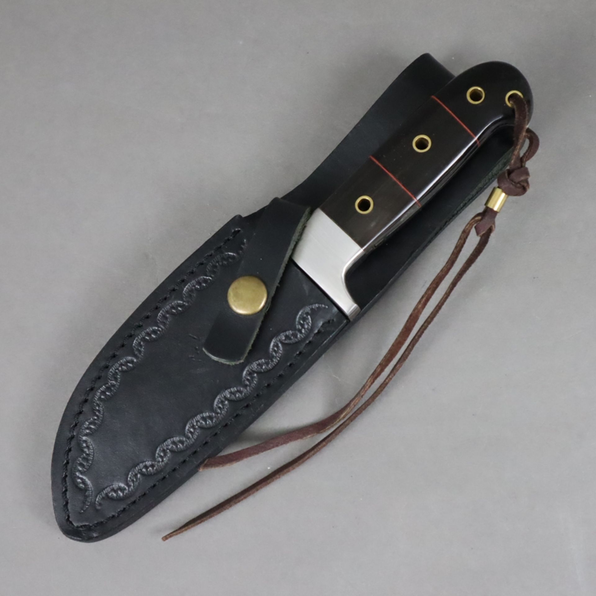 Outdoormesser in Lederscheide - Rückenklinge mit Damast-Zeichnung und Mittelgrat, lackierte Griffsc