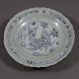 Blau-weißer Teller - China, ausgehende Ming-Dynastie, 16./17.Jh., Porzellan, geschweifte runde Form
