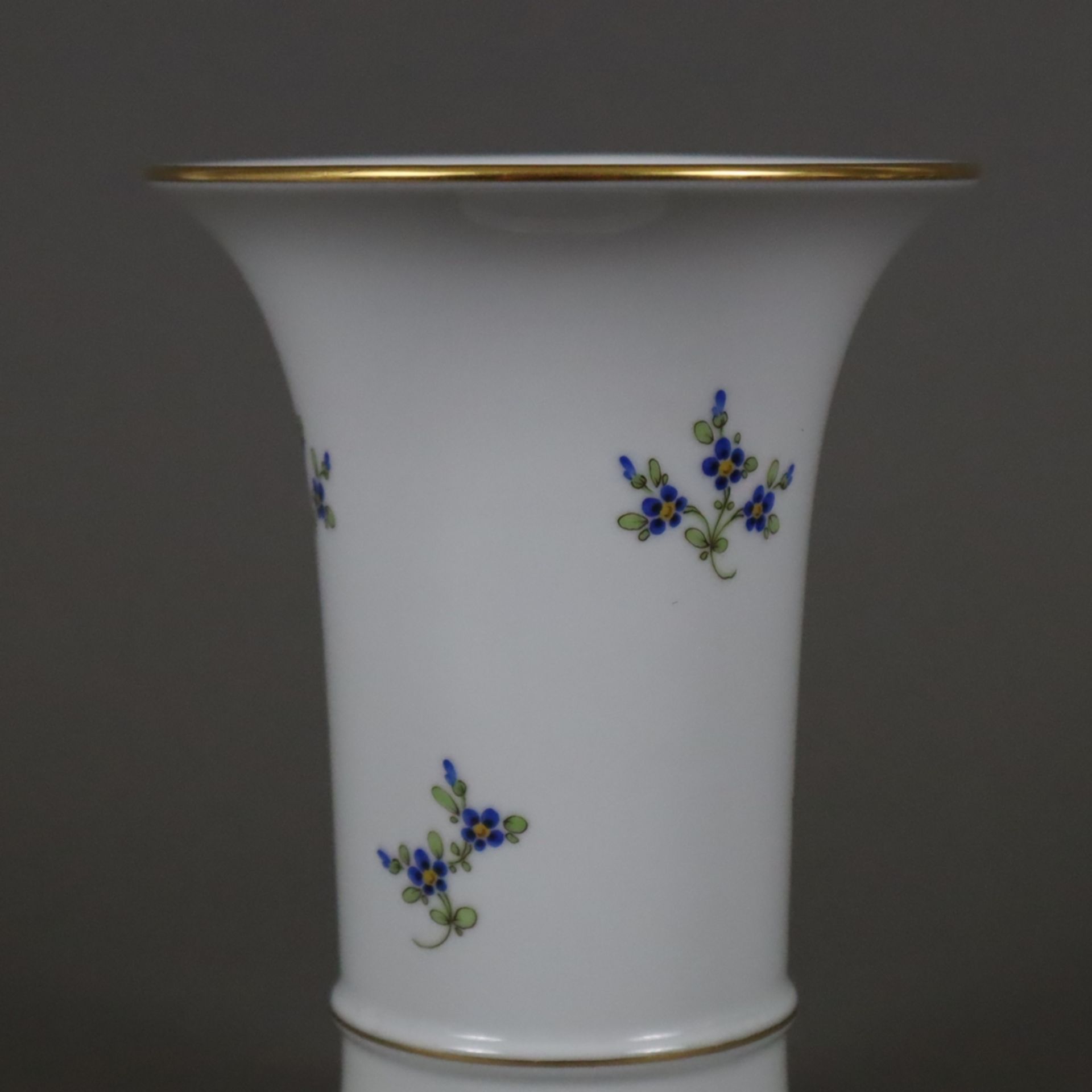 Trichtervase - Hoechst, Porzellan, polychrom bemalt mit Blumendekor, Goldakzente, unterseitig blaue - Bild 2 aus 5