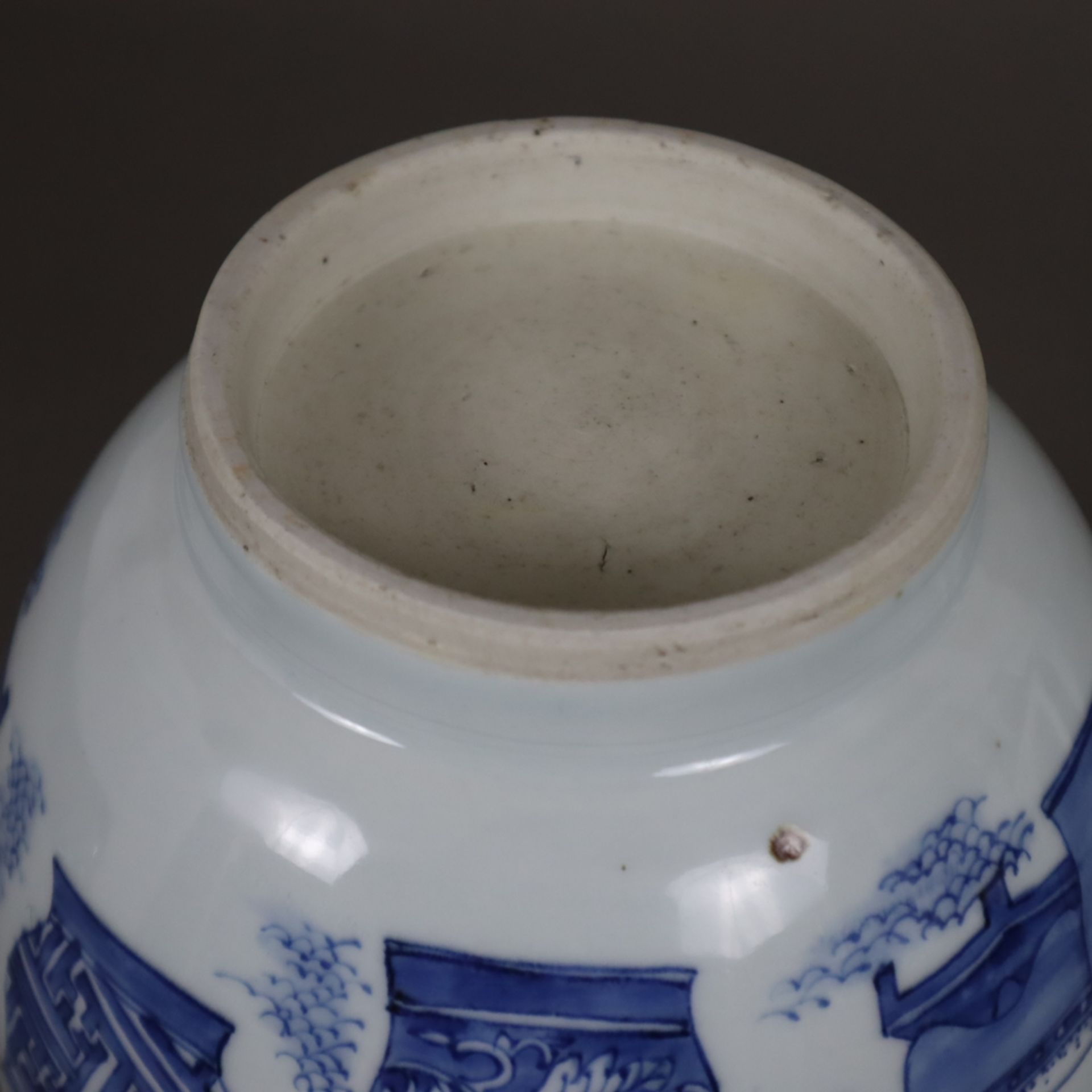 Blau-weiße Vase - China, frühe Qing-Dynastie, Porzellan, umlaufend in Unterglasurblau bemalt mit Bl - Bild 10 aus 10