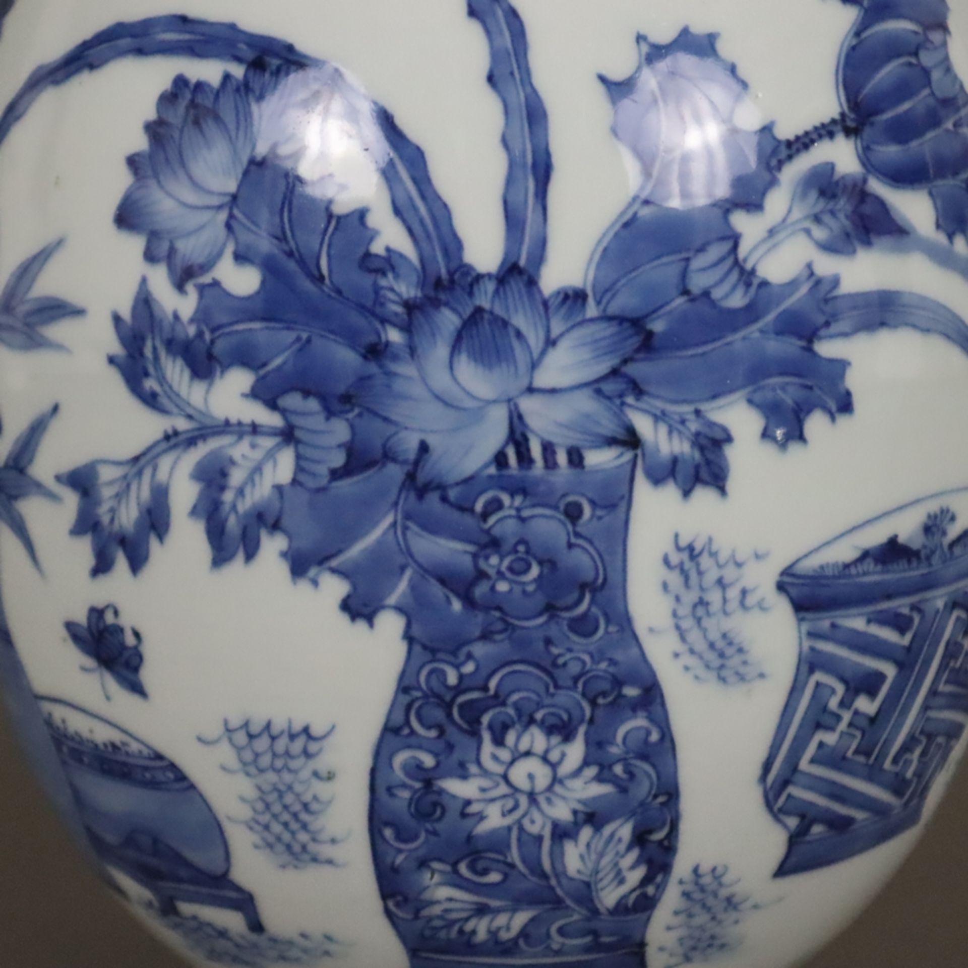 Blau-weiße Vase - China, frühe Qing-Dynastie, Porzellan, umlaufend in Unterglasurblau bemalt mit Bl - Bild 3 aus 10
