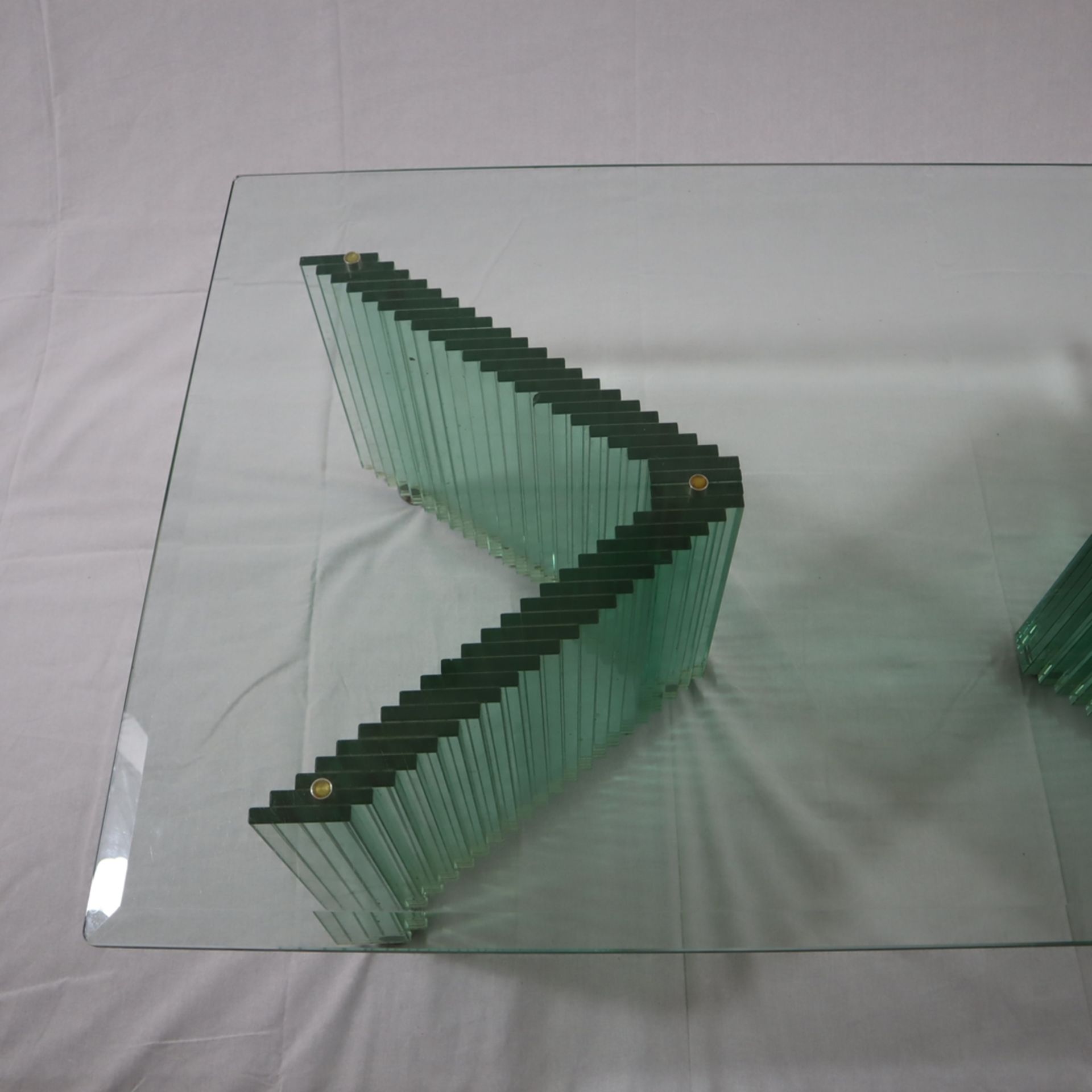 Glas-Couchtisch - 20.Jh., rechteckige facettierte Klarglas-Platte auf zwei treppenförmigen Glasfüße - Bild 2 aus 5