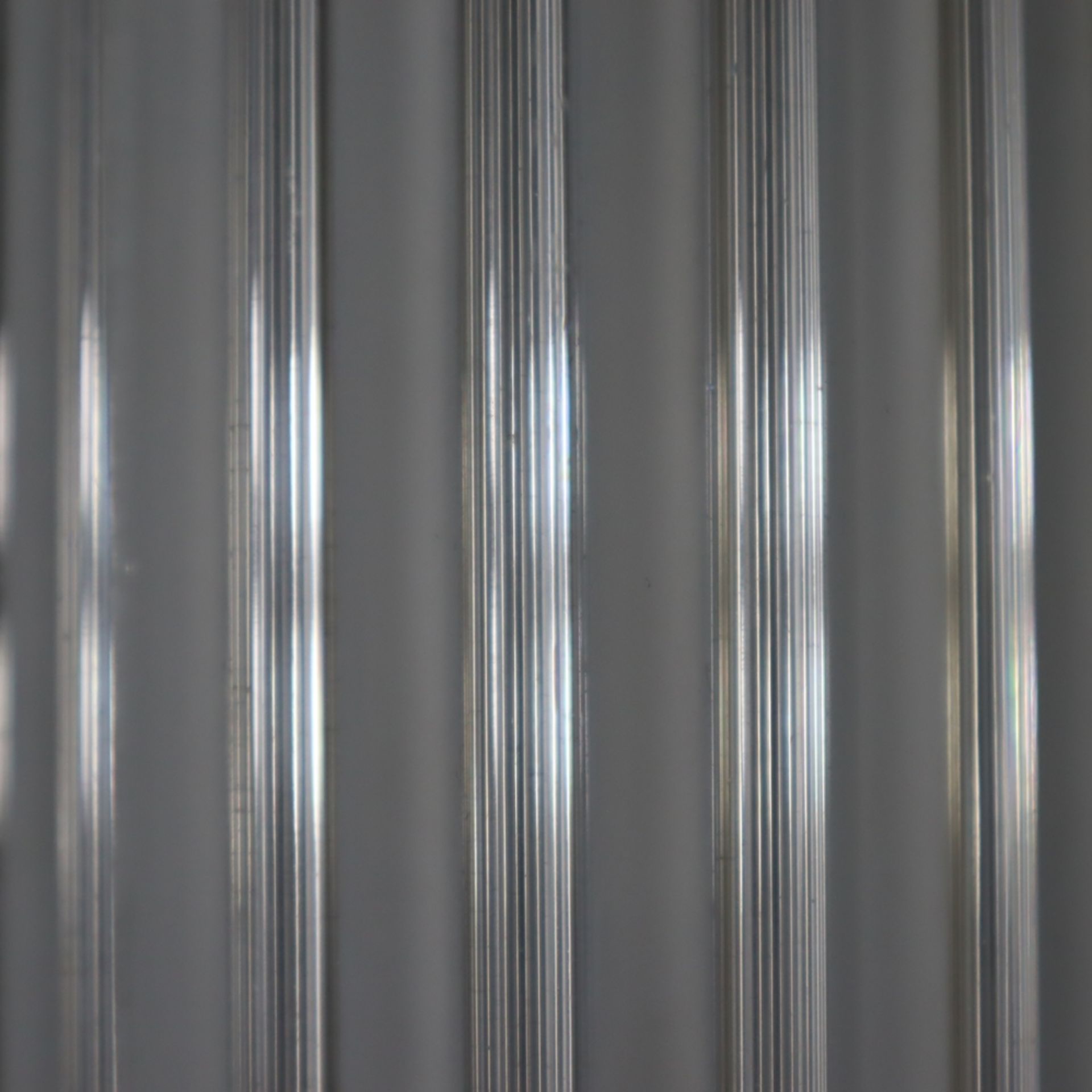 Ein Paar Art-Déco-Wandlampen - Metallmontur, farblose Glasstäbe, teils mattiert, halbrunde kannelie - Bild 3 aus 6