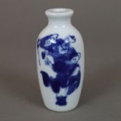 Snuffbottle - Porzellan in Unterglasurblau bemalt mit Dämonen-Bezwinger Zhong Kui, im Boden "Qianlo