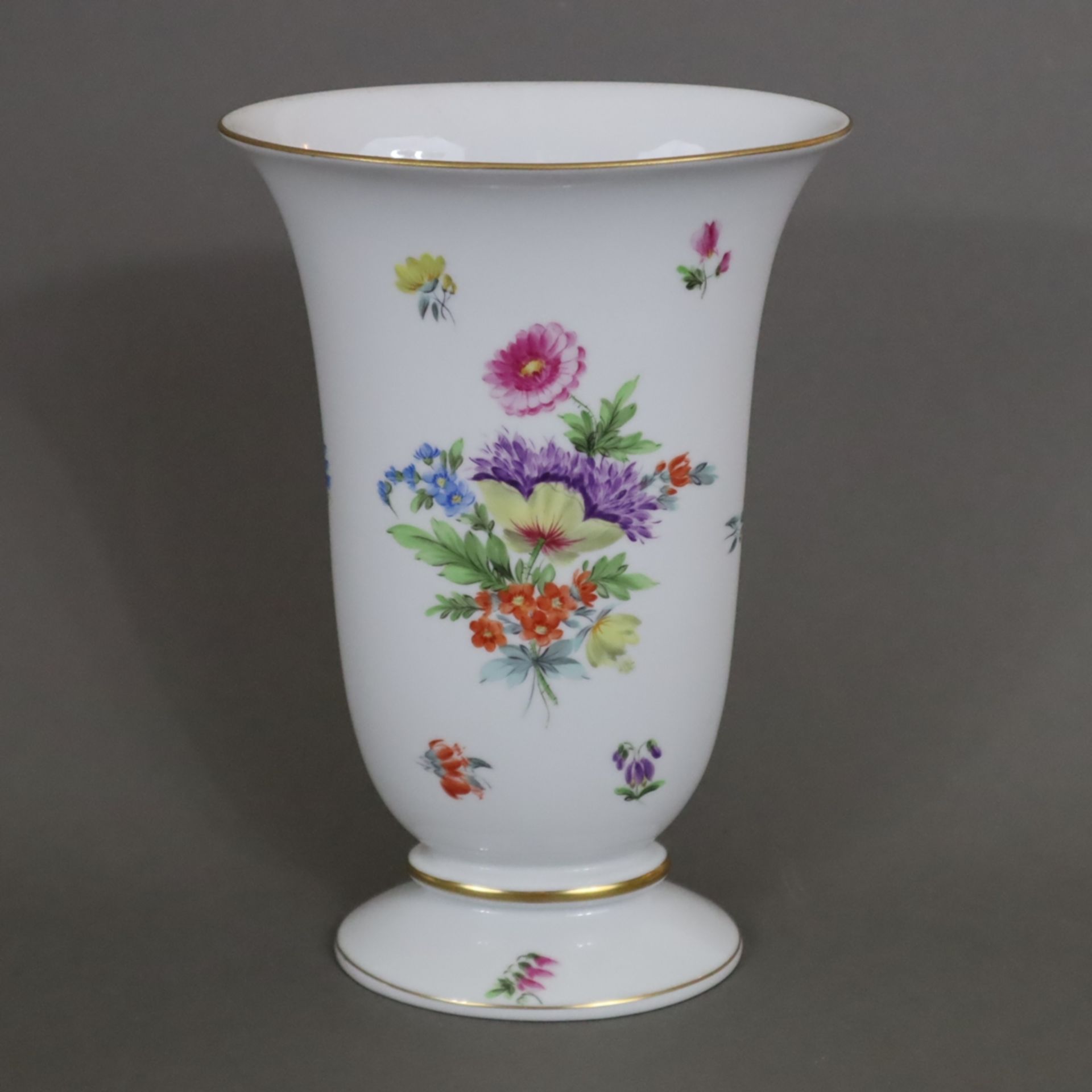 Vase - Herend, Ungarn, Porzellan, polychrom bemalt mit Blumenarrangements und Streublumen, Goldränd