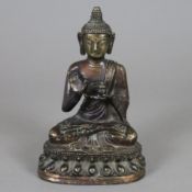 Buddha Shakyamuni - China, Kupferbronze mit Resten von Vergoldung, im Meditationssitz auf doppeltem