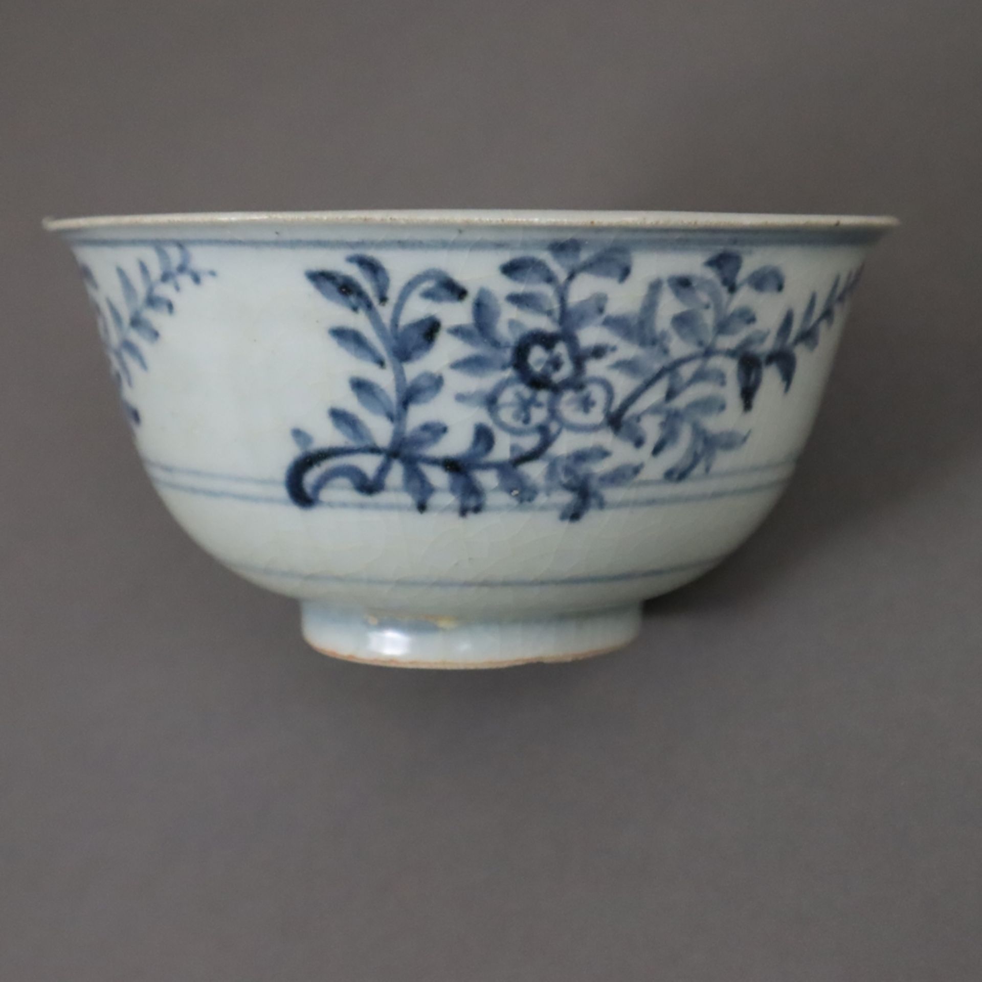 Zwei blau-weiße Schalen - China, gemuldet auf Standring, mit ausgestelltem Rand, abweichender Dekor - Bild 8 aus 9