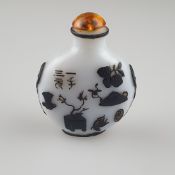 Snuffbottle - China, ausgehende Qing-Dynastie, opak-weißes Glas /schwarzer Überfang mit Kostbarkeit