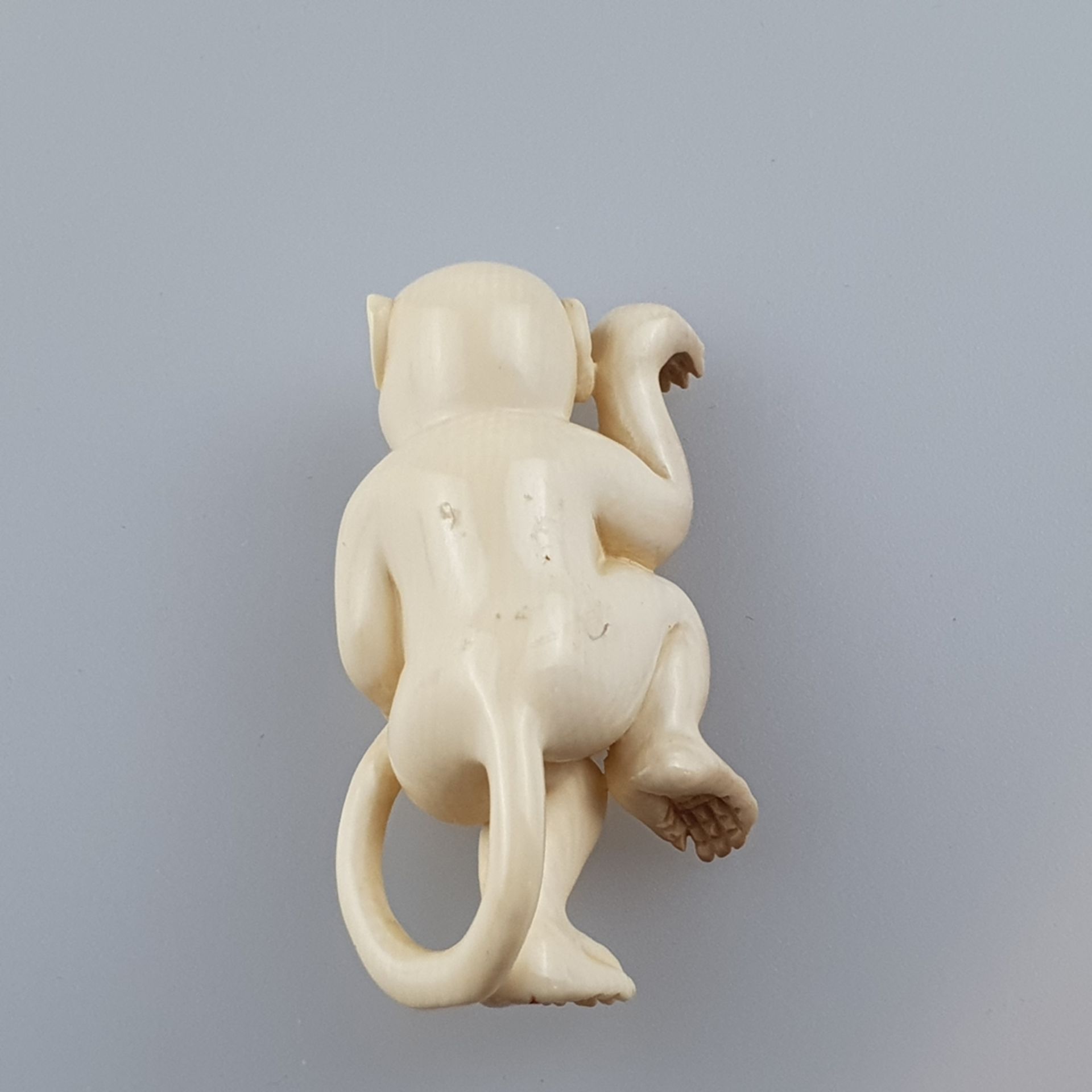 Katabori-Netsuke - Tanzender Affe, feine Elfenbein-Schnitzarbeit, dunkel eingelegte Augen, untersei - Bild 5 aus 6