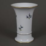 Trichtervase - Hoechst, Porzellan, polychrom bemalt mit Blumendekor, Goldakzente, unterseitig blaue