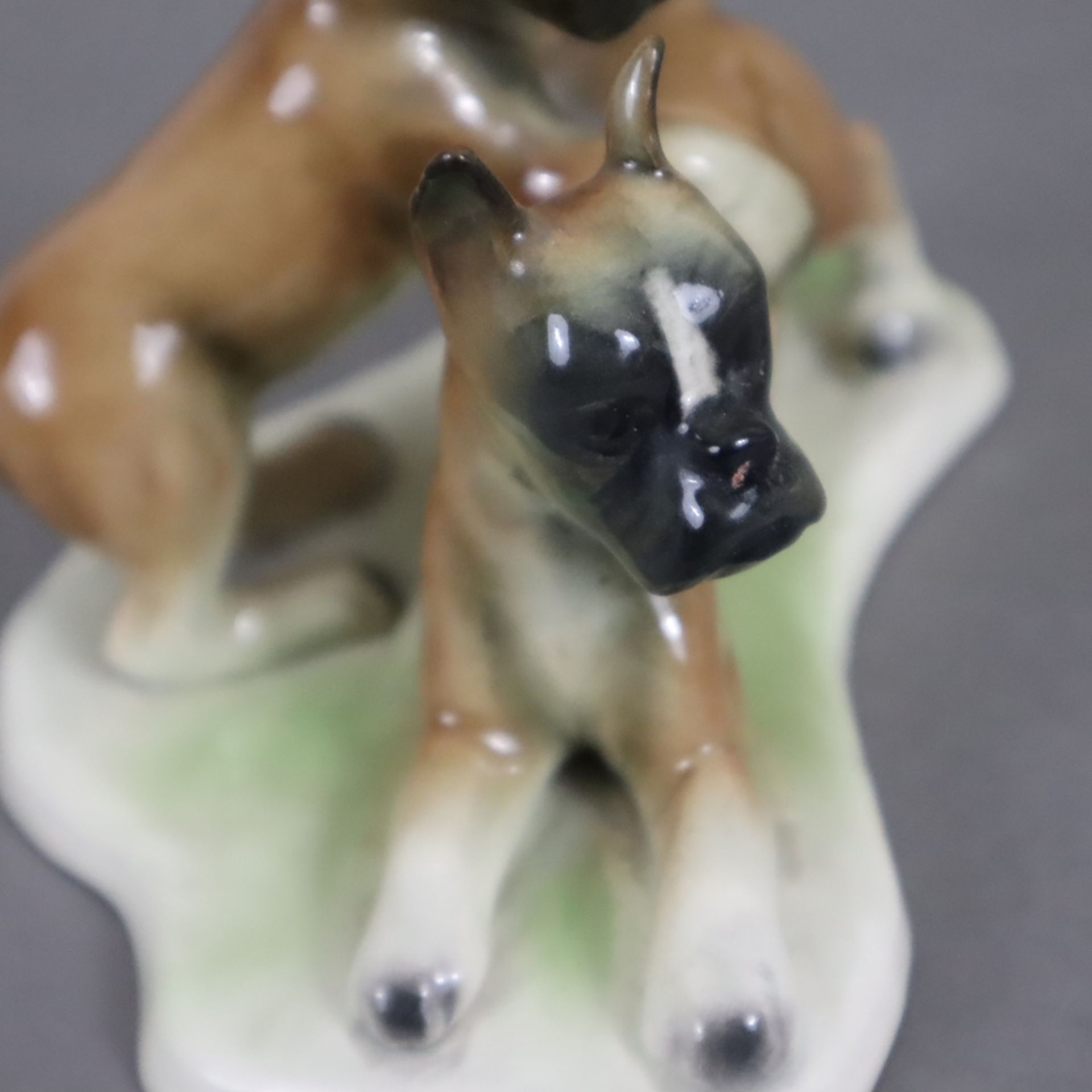 Paar spielende Bulldoggen - Cortendorf, 20.Jh., Keramik, polychrom bemalt, Modellnr. 2457, Boden mi - Bild 5 aus 6