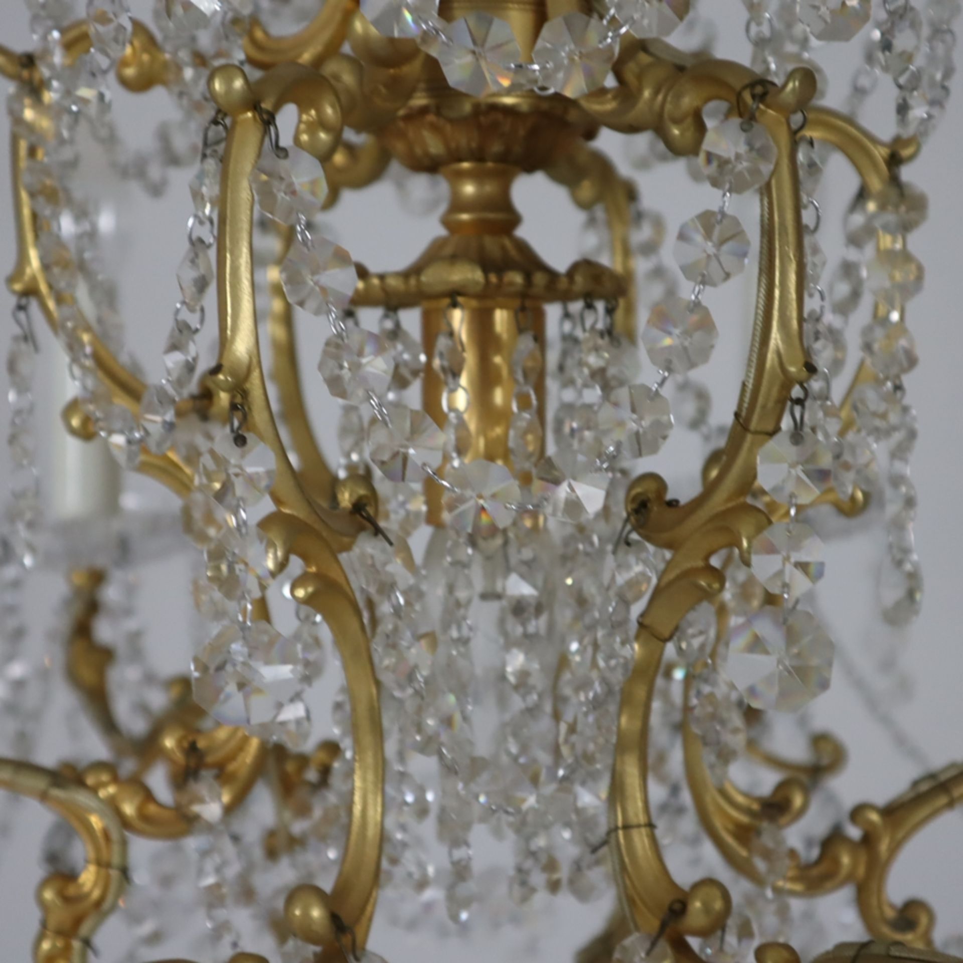 Deckenlüster - 20.Jh., Metall, in Matt- und Glanzgold gefasst, reicher Kristallglas-Behang, 6-flamm - Bild 4 aus 8