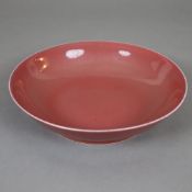 Schale - China, Porzellan mit roter Glasur, Unterseite klar glasiert mit sechsteiliger Marke "Da Qi